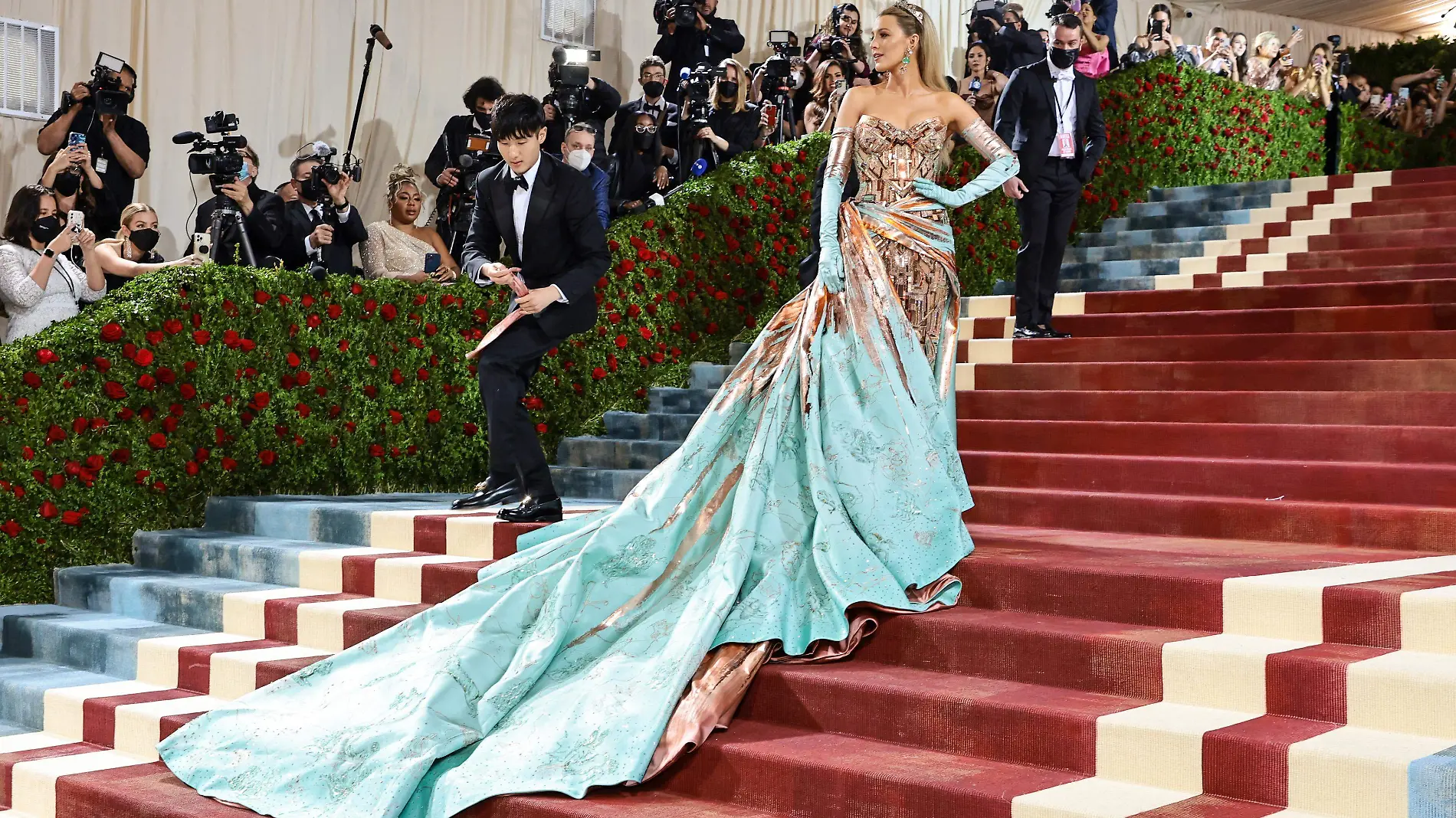 Blake Lively se lleva los reflectores con su vestido multifacético en la Met Gala